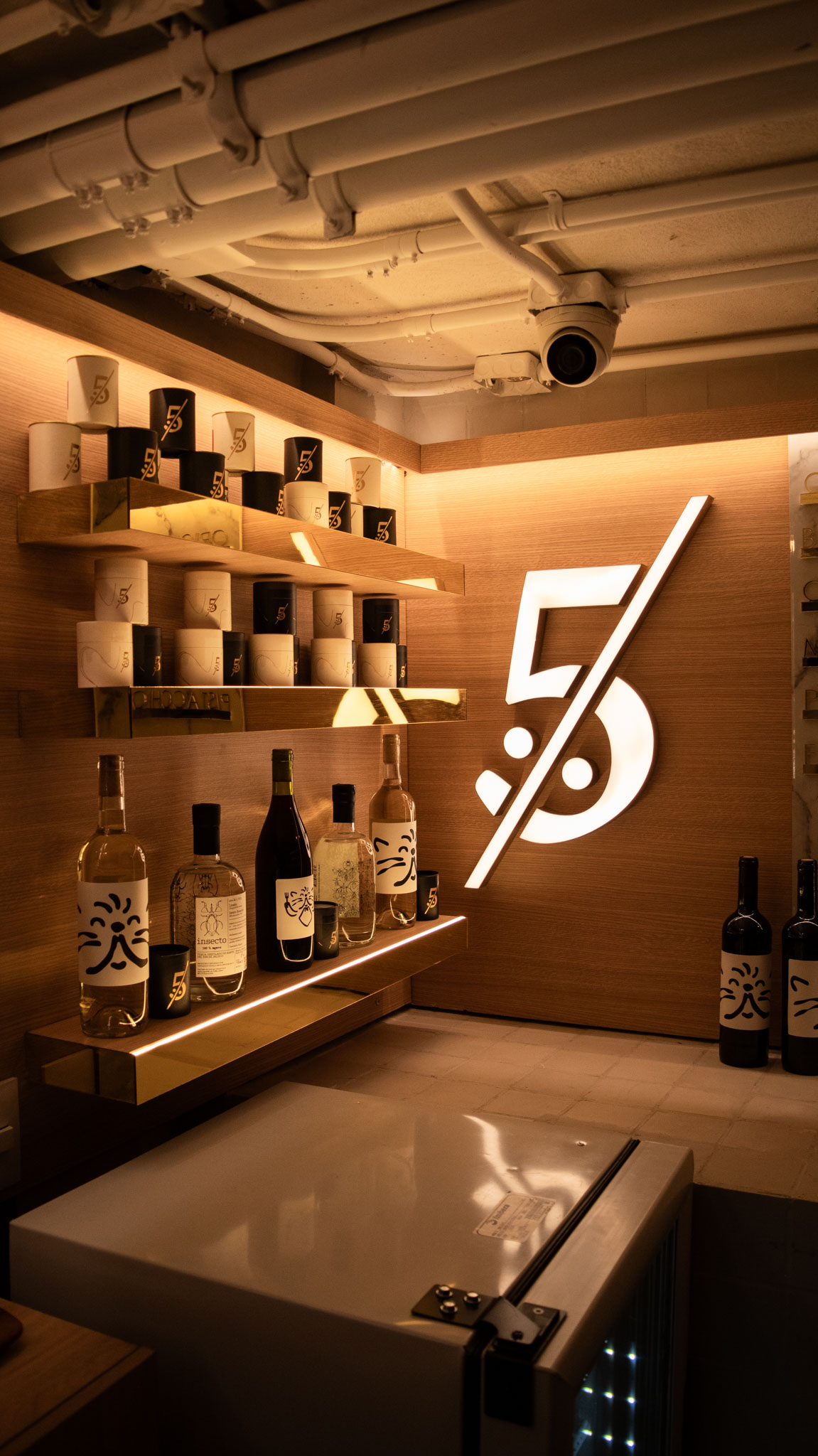 Muro de botellas del bar 5%